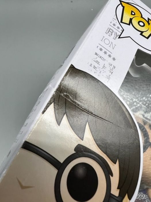 112 Harry Potter (w/ Invisibility Cloak) - Funko POP - Box Damaged