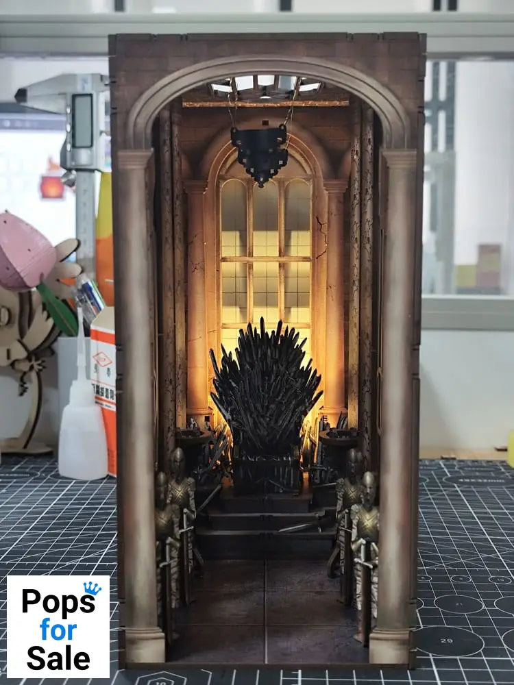 House of the Dragon Tiny Adventures Book Nook Mini Diorama Iron Throne 23 cm