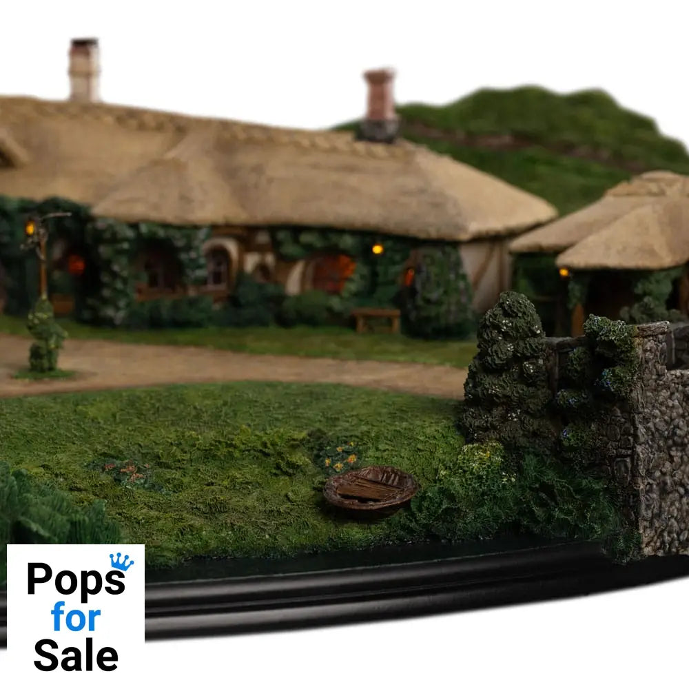 Lord of the Rings Statue The Green Dragon Inn Statues