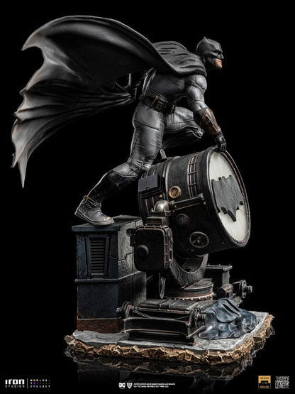Zack Snyder's Justice League Deluxe Art Scale Statue 1/10 Batman on Batsignal 28 cm