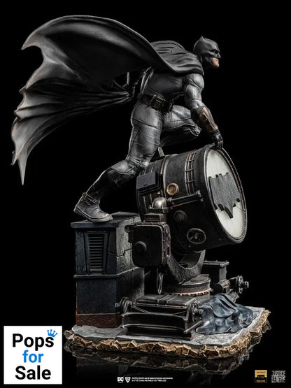 Zack Snyder's Justice League Deluxe Art Scale Statue 1/10 Batman on Batsignal 28 cm